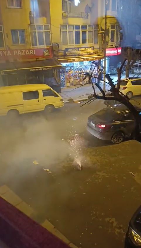 K&uuml;&ccedil;&uuml;k&ccedil;ekmece&rsquo;de havai fişekli kutlama sırasında ortalık karıştı
