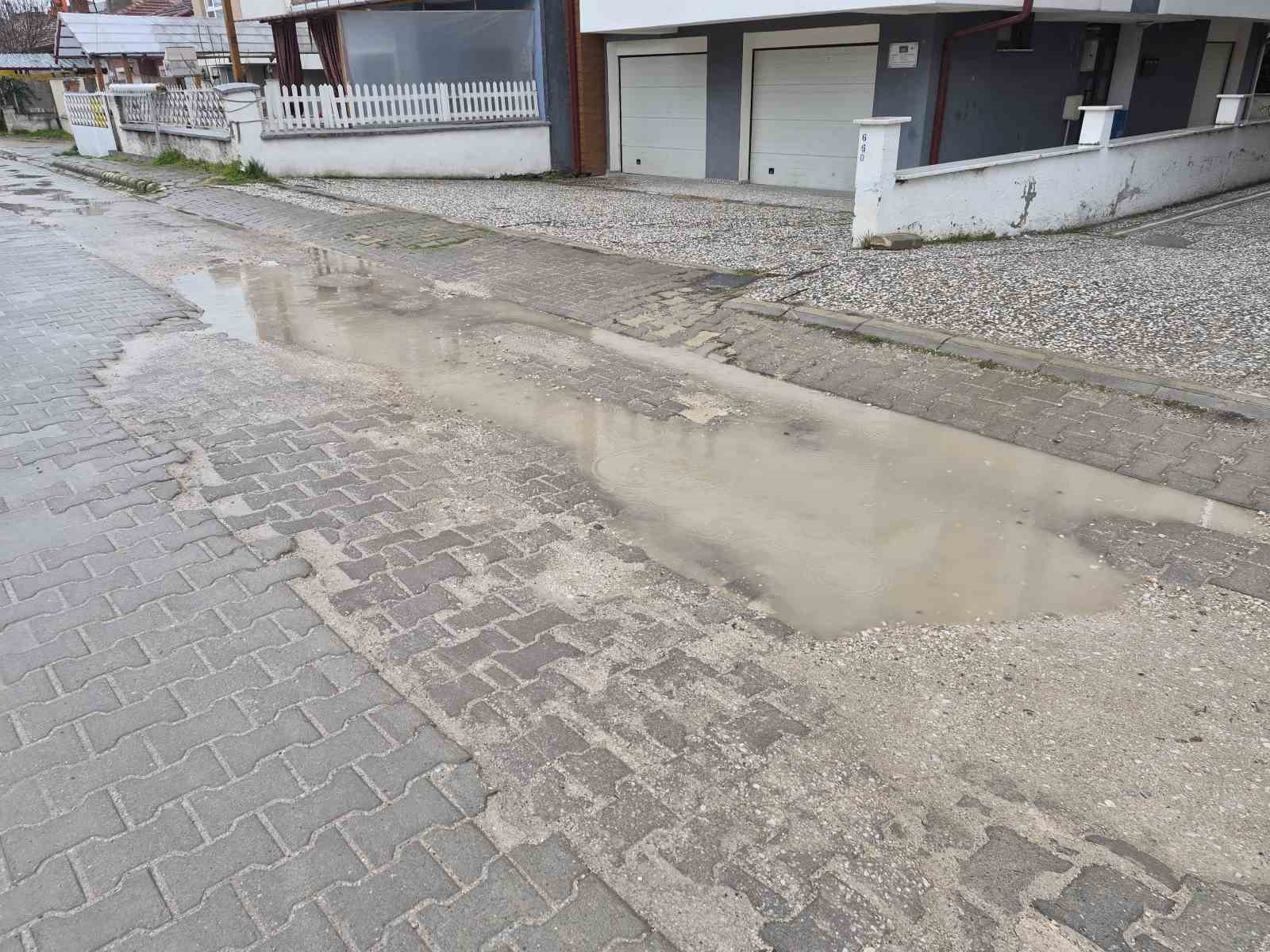 Ertuğrulgazi Mahalledeki bozuk yollar sürücülere zorluk yaşatıyor