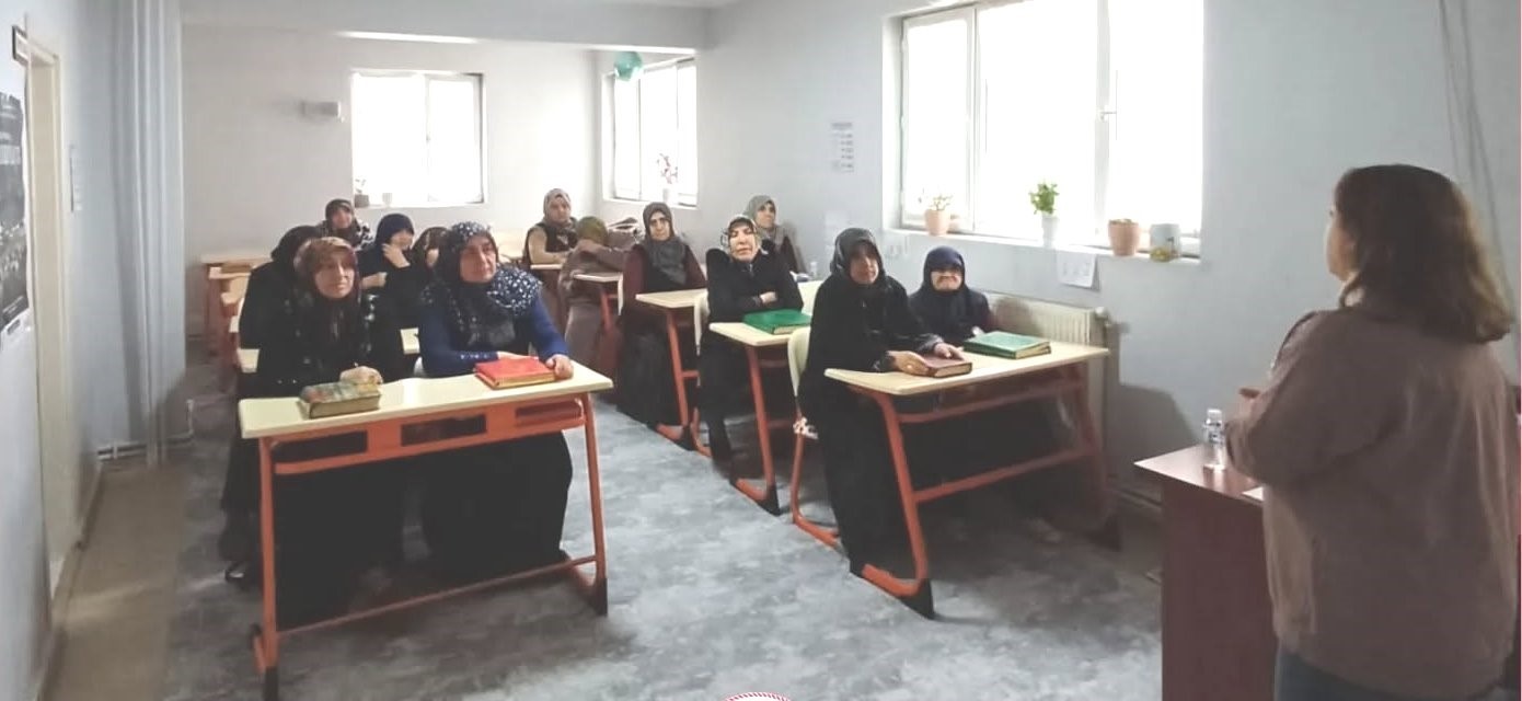 K&uuml;tahya&rsquo;da Kur&rsquo;an kursu kursiyerlerine "Aile Yaşam Becerileri" eğitimi
