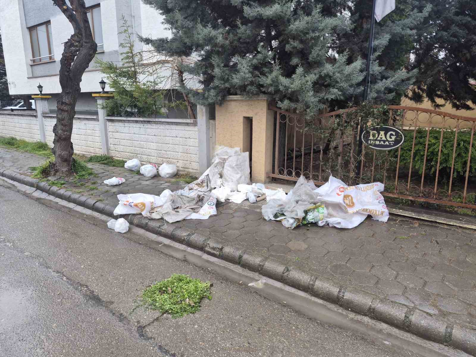 Kaldırımları &ccedil;&ouml;pl&uuml;k gibi kullanıyorlar
