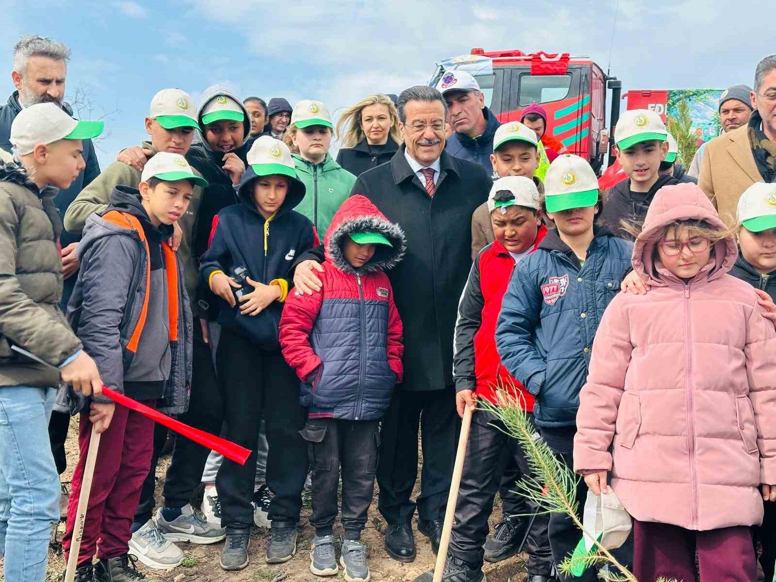 Burhaniye’de 315 fıstıkçamı fidanı toprakla buluşturuldu