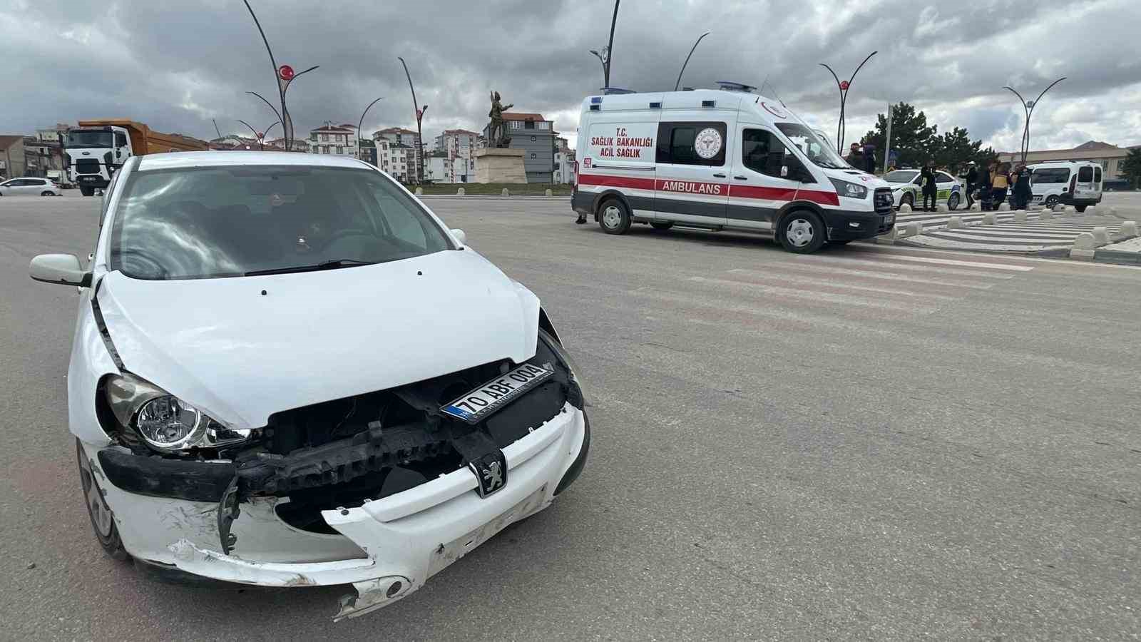 Otomobillerin &ccedil;arpıştığı an kameraya yansıdı: 1 yaralı
