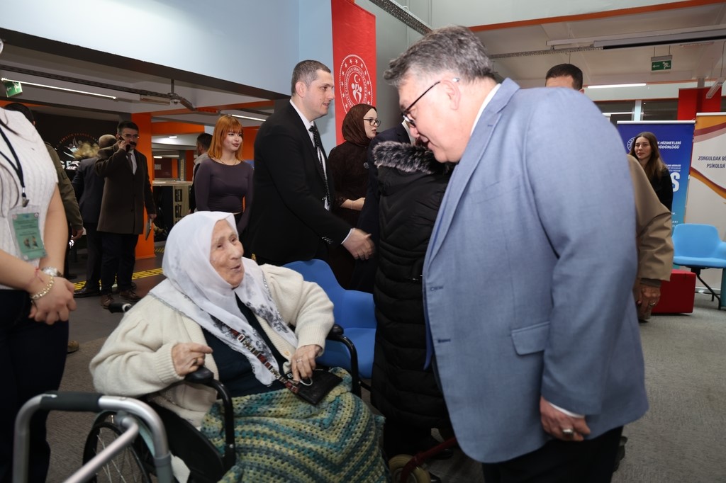 &Ouml;ğrenciler ve huzurevi sakinleri kuşaklar arası etkileşime dikkat &ccedil;ekti
