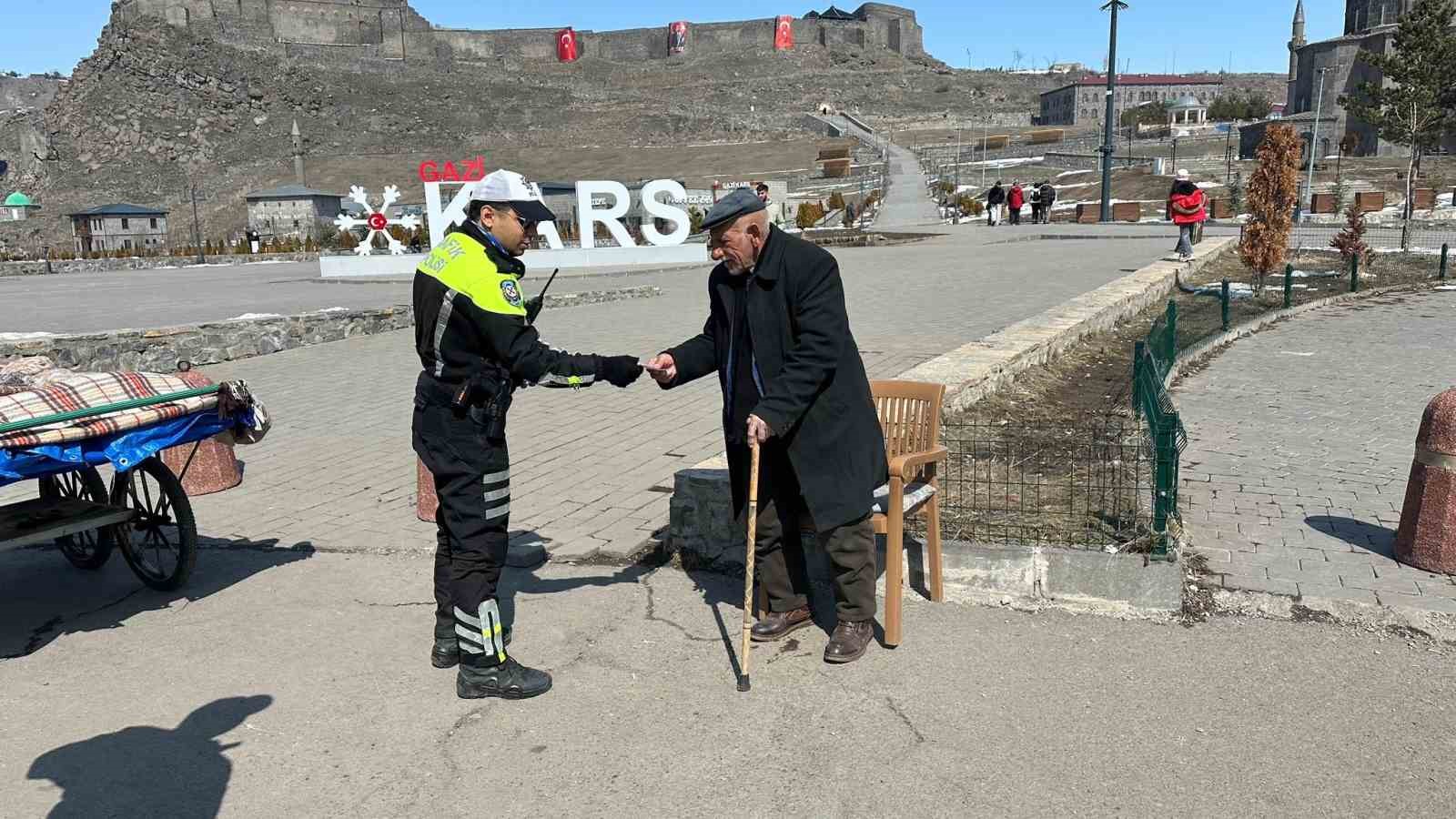 Kars&rsquo;ta trafik g&uuml;venliği i&ccedil;in bilgilendirme &ccedil;alışması
