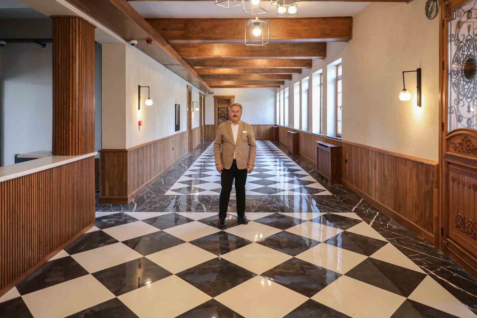 Sanat Melikgazi&rsquo;nin at&ouml;lyelerinde i&ccedil;inizdeki sanat&ccedil;ıyı keşfedin
