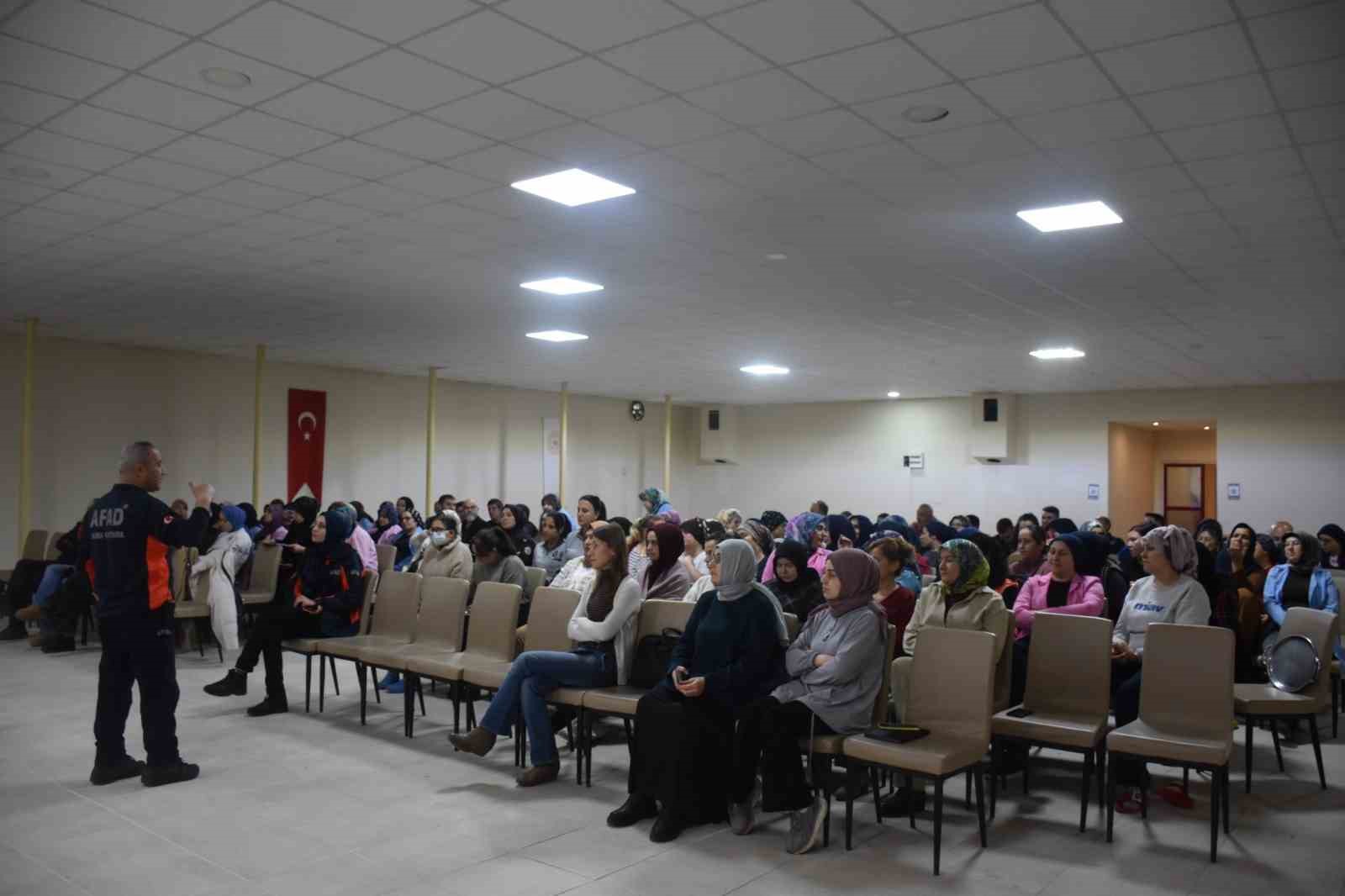 &Ouml;ğrencilere &rsquo;Afet Farkındalık Eğitimi&rsquo; verilip tahliye tatbikatı d&uuml;zenlendi
