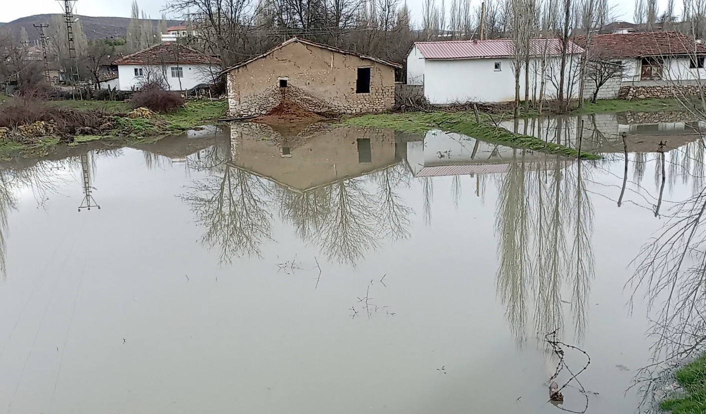 Tokat&rsquo;ta &Ccedil;ekerek Irmağı taştı, şeker pancarı ekimi durdu
