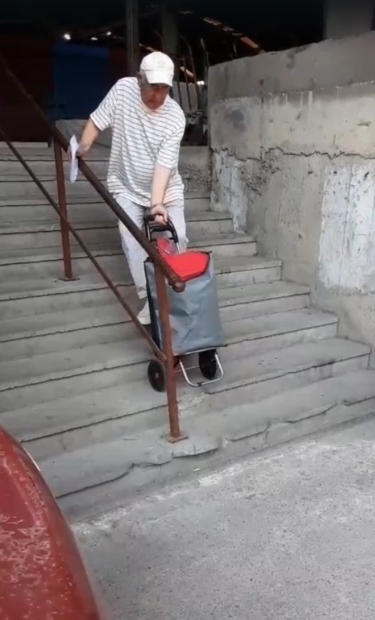 Pazar yerine yapılan engelli rampaları tepki &ccedil;ekti
