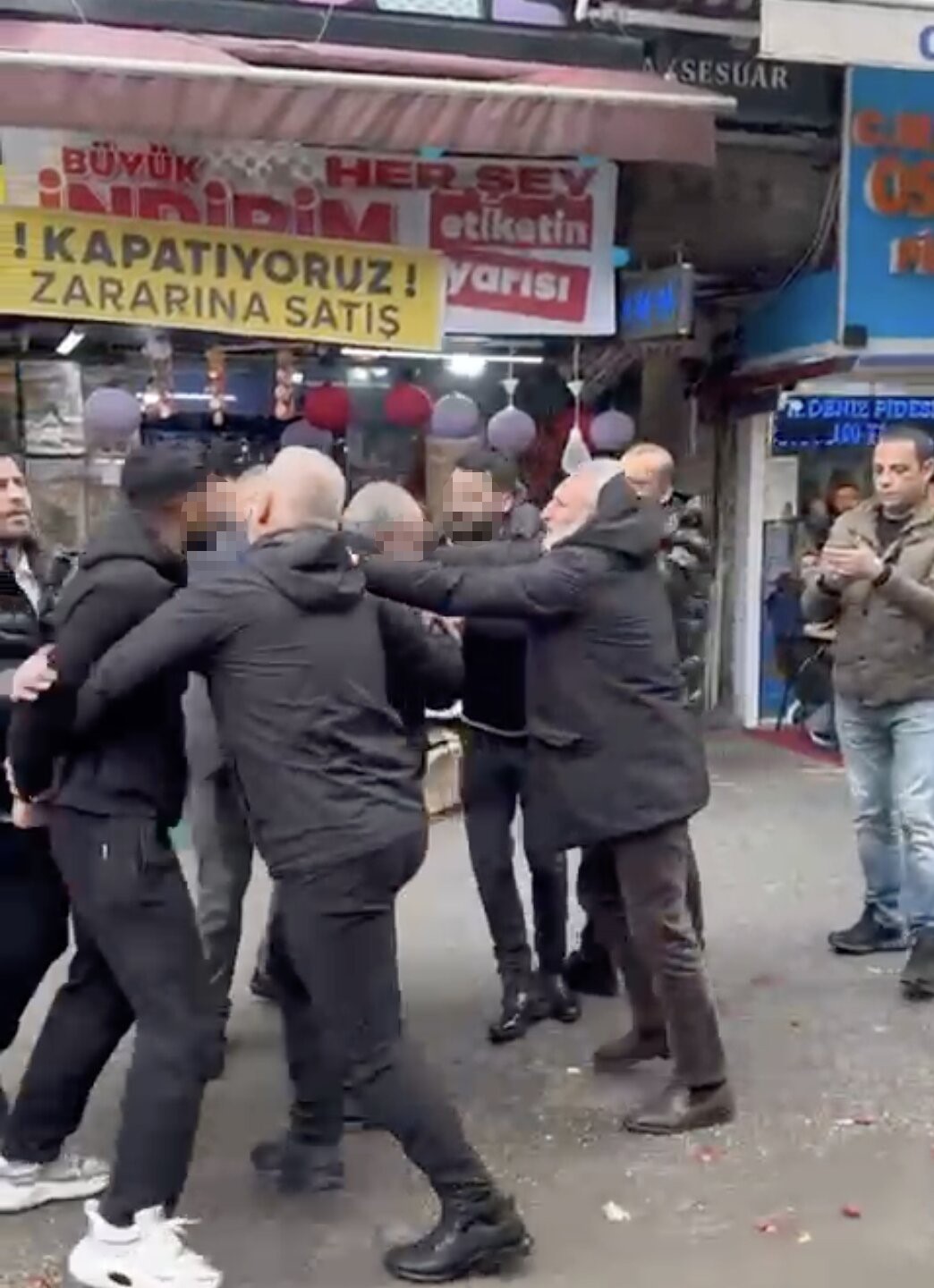 Zabıtaya tekme tokat saldırı: Seyyar satıcı ortalığı karıştırdı
