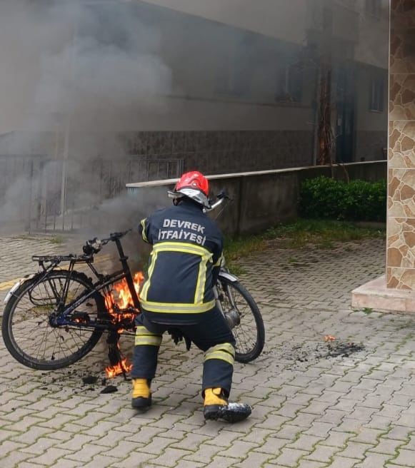 Devrek&rsquo;te garaja park edilen elektrikli bisiklet yandı
