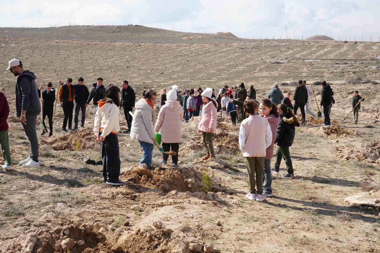 Niğde&rsquo;de binlerce fidan toprakla buluşturuldu
