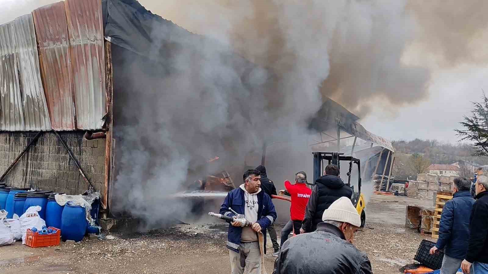 Bolu&rsquo;da inşaat deposunda yangın
