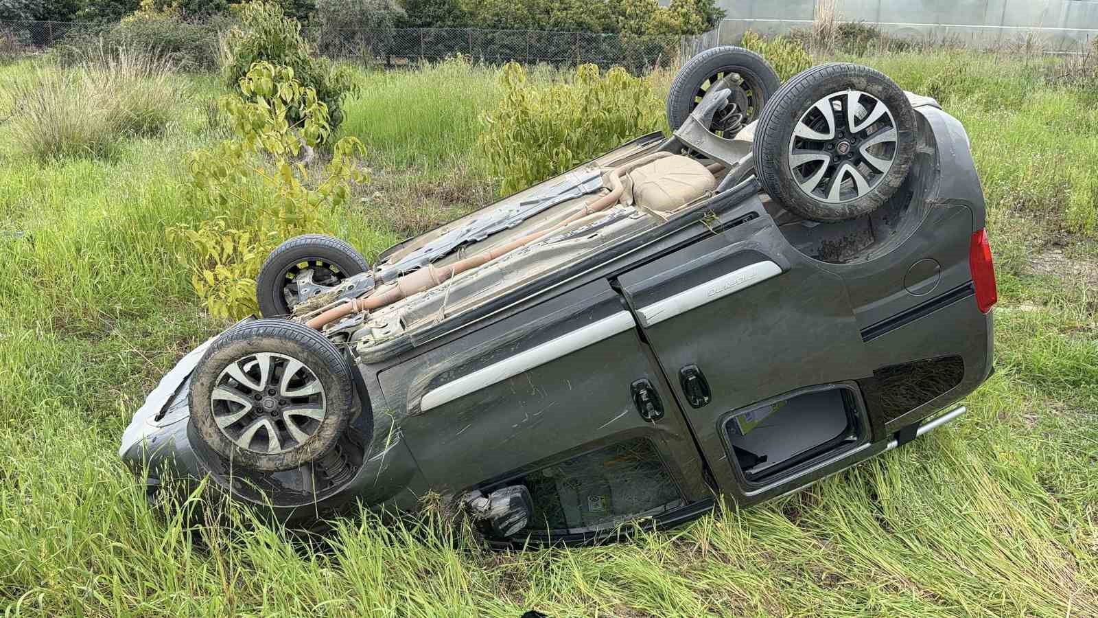 Antalya&rsquo;da takla atan hafif ticari aracın s&uuml;r&uuml;c&uuml;s&uuml; yaralandı
