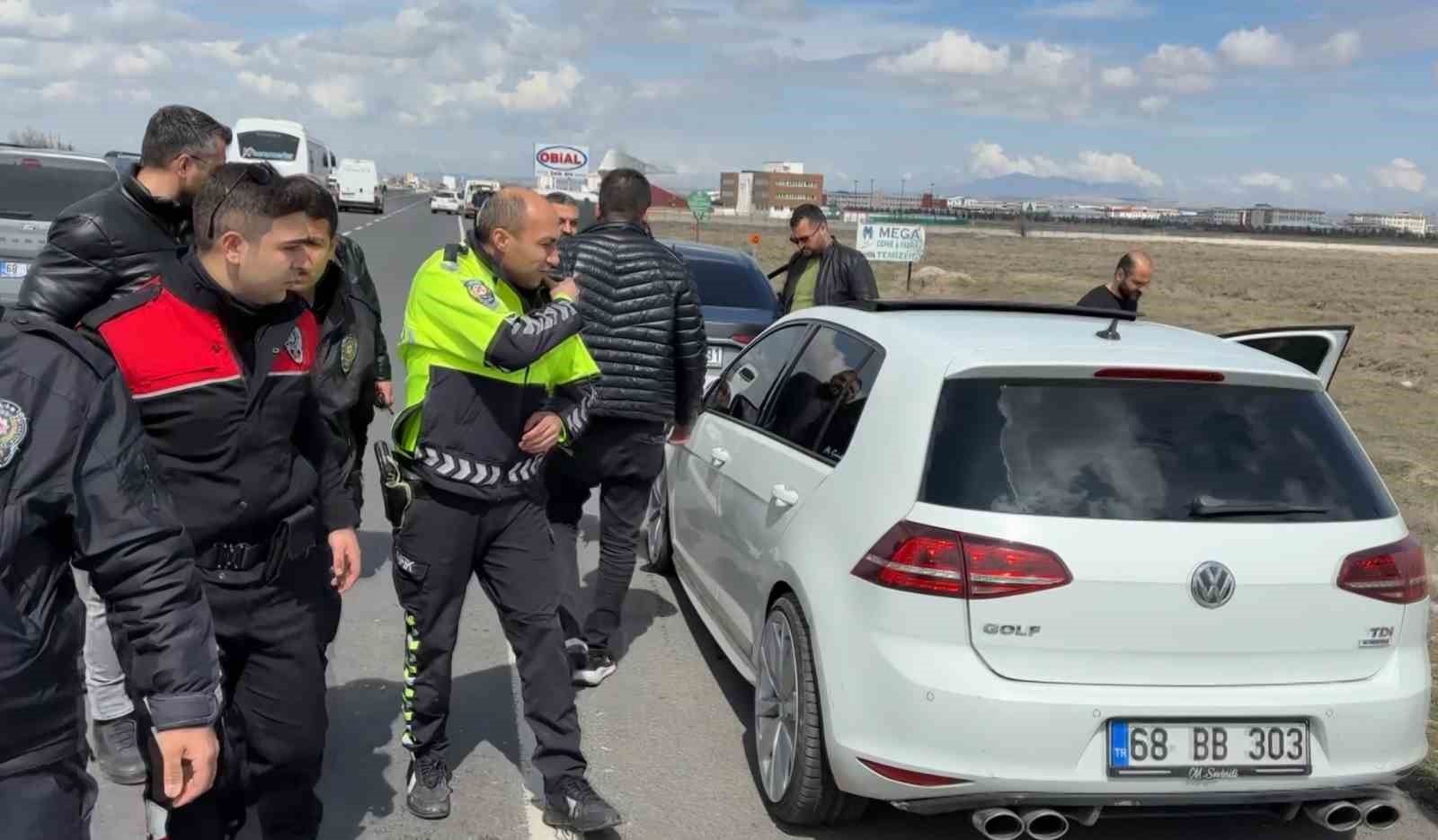 Aksaray’da nefes kesen şüpheli polis kovalamacası kamerada: 3 gözaltı