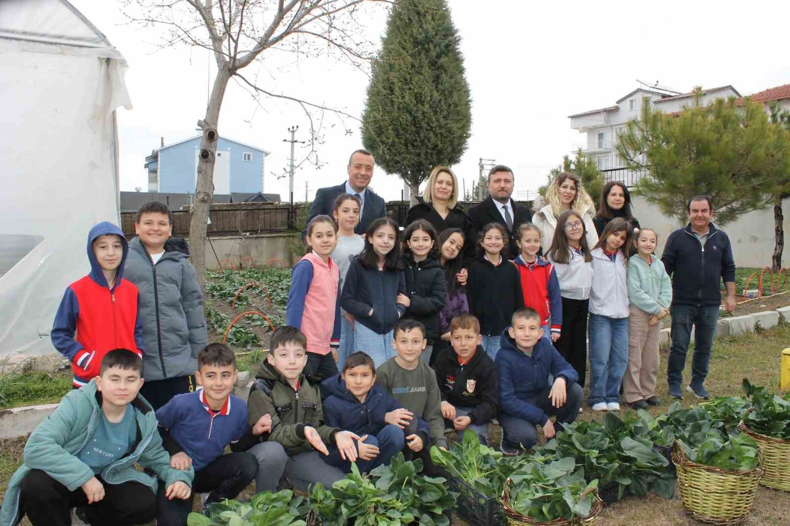 Altıntaş Zafer İlkokulu Tarım At&ouml;lyesinin ilk hasadı ıspanak oldu
