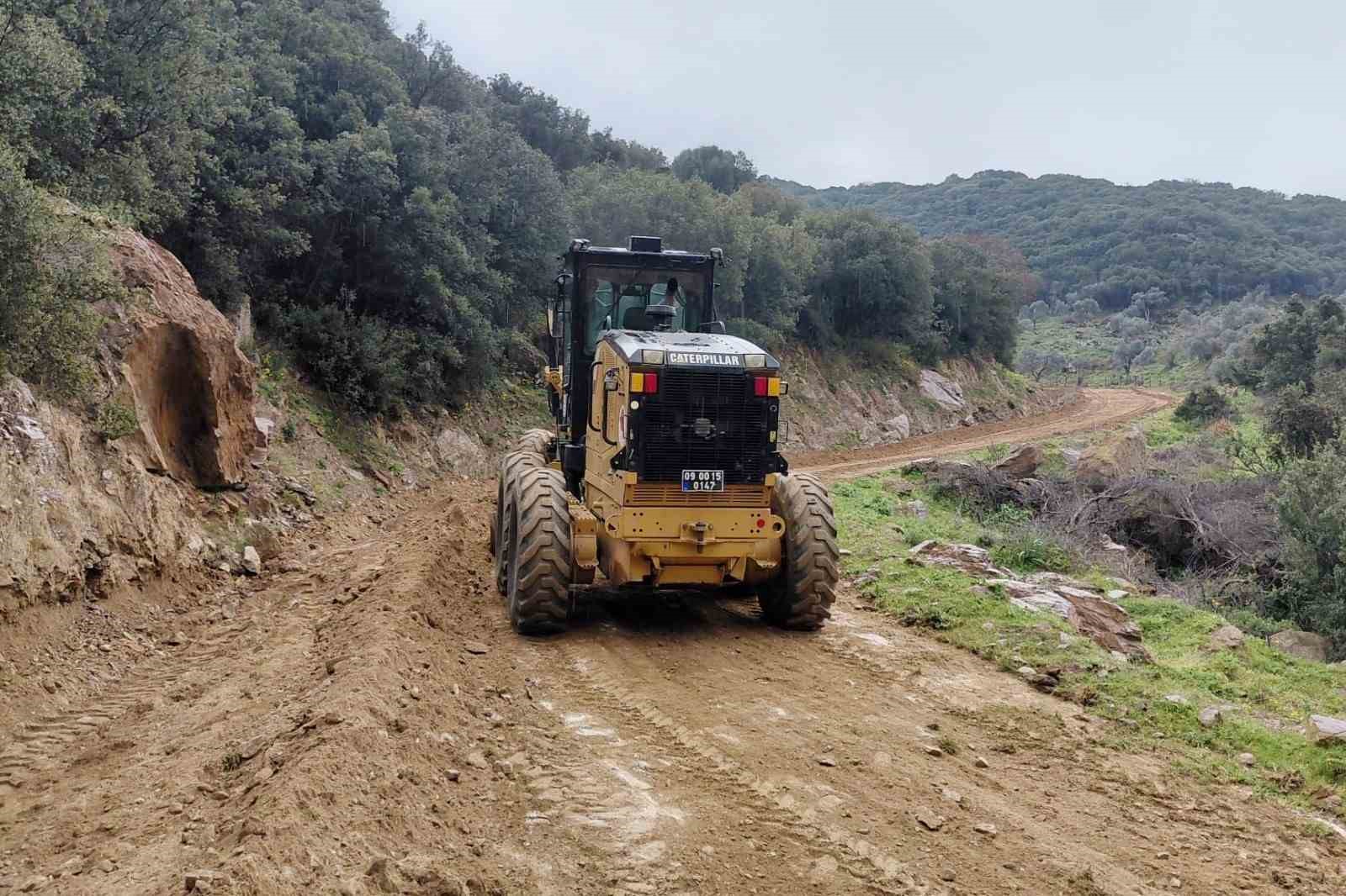 Efeler Belediyesi yol &ccedil;alışmalarını s&uuml;rd&uuml;r&uuml;yor
