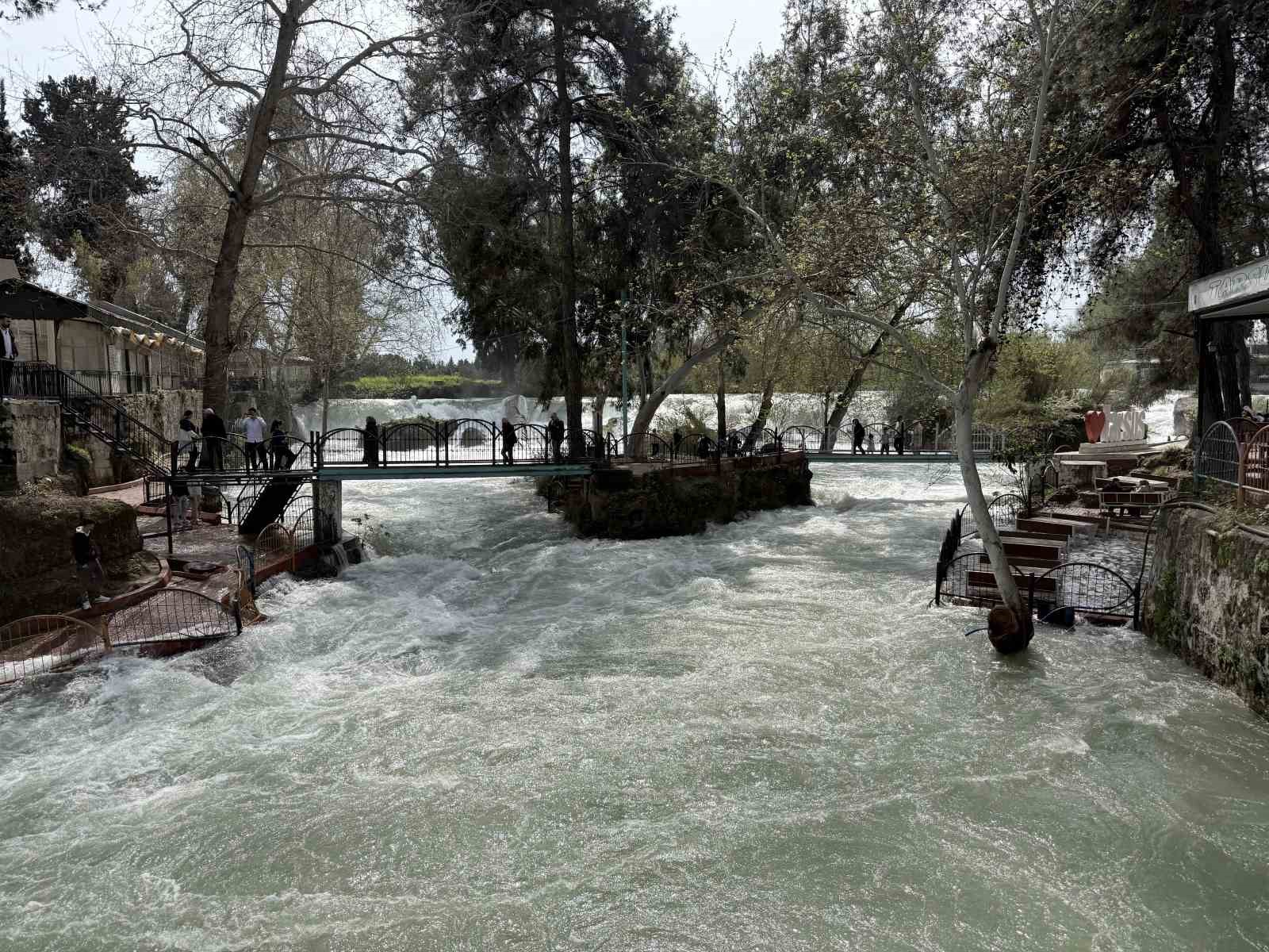 Tarsus Şelalesi&rsquo;ne yağış sonrası ziyaret&ccedil;i akını
