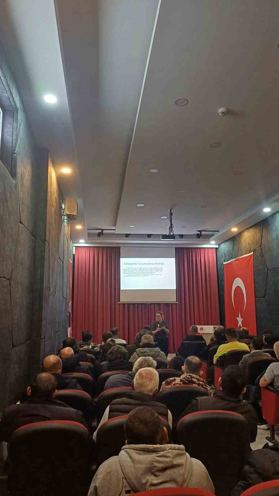 H&uuml;k&uuml;ml&uuml;lere y&ouml;nelik &rsquo;Aile Eğitimi&rsquo; ve &rsquo;Bağımlılıkla M&uuml;cadele&rsquo; seminerleri d&uuml;zenlendi
