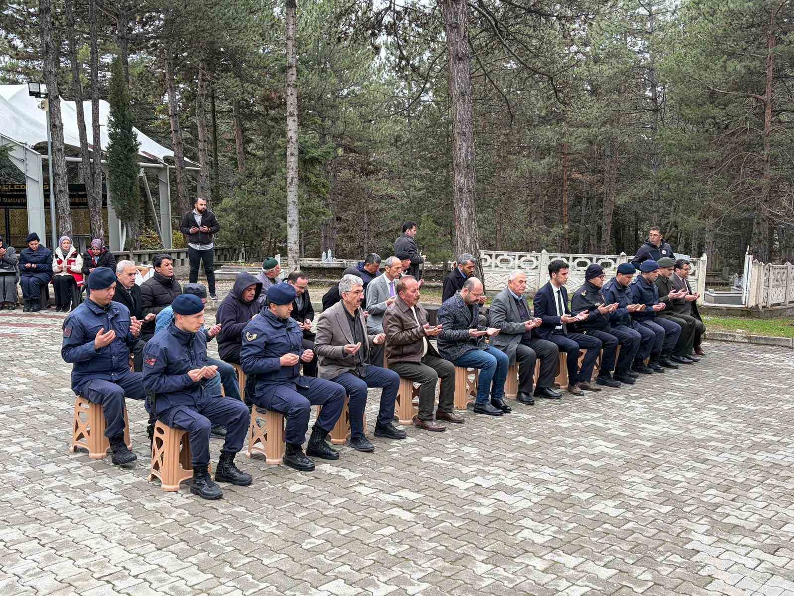 Şehit Hava Pilot Teğmen Yavuz Eracar kabri başında anıldı
