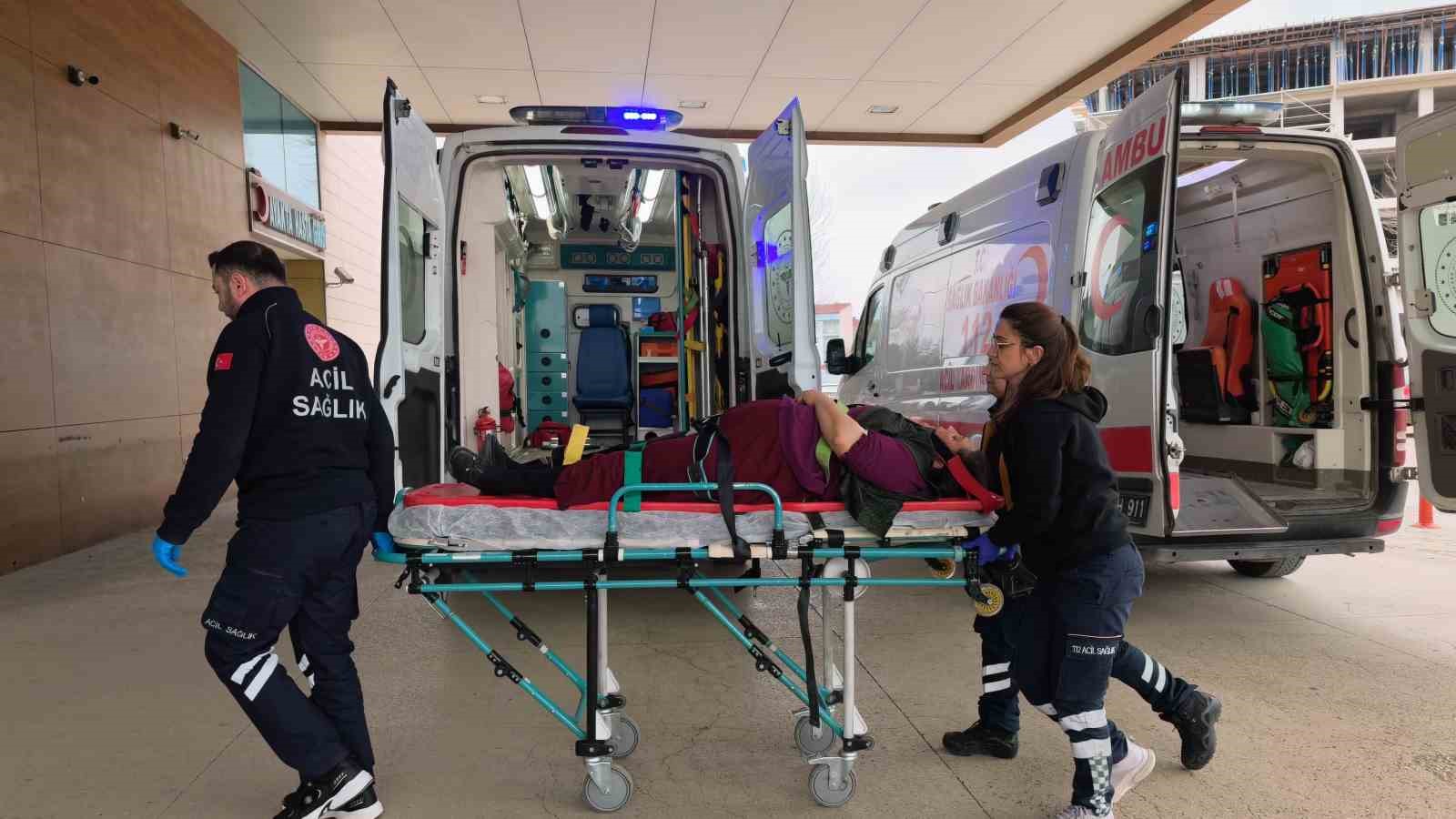 İneg&ouml;l&rsquo;de otomobiller &ccedil;arpıştı: 5 yaralı
