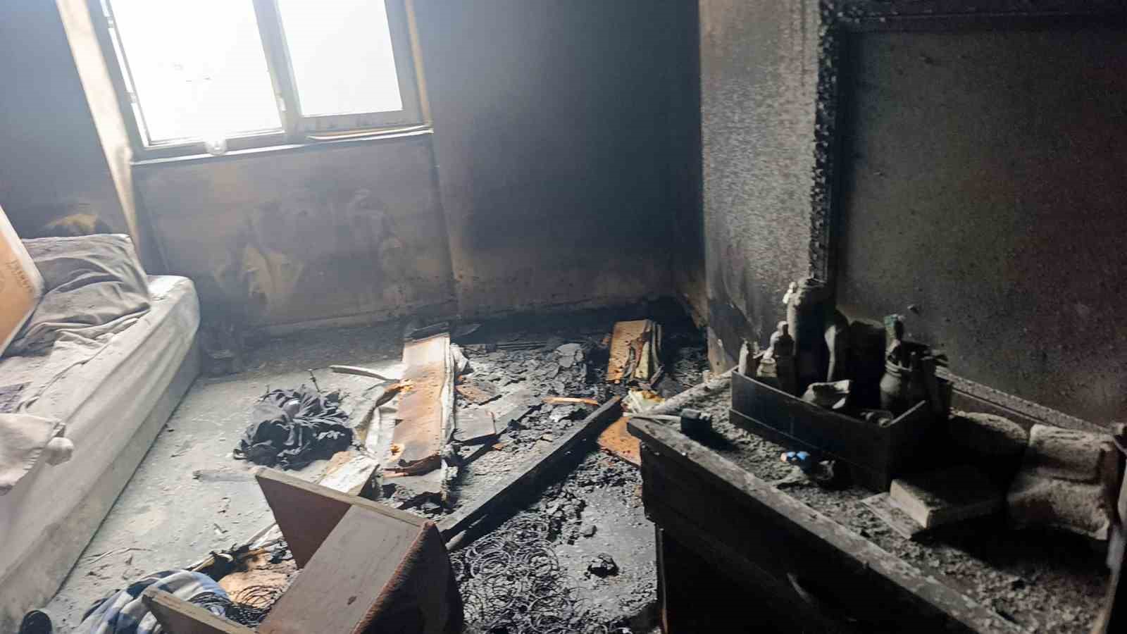 Otel lojmanında &ccedil;ıkan yangın korkuttu
