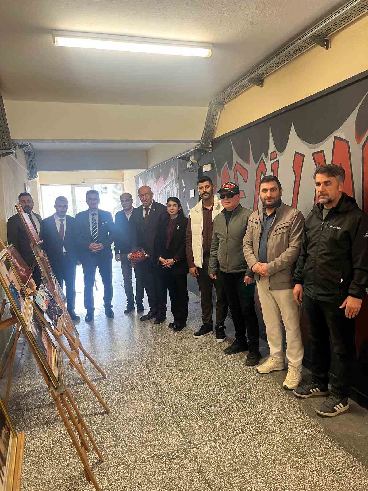 Şehit yakınları ve gaziler Manisa Lisesi&rsquo;nde gen&ccedil;lerle buluştu
