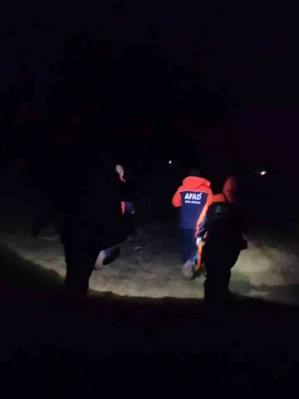 Çorum’da araçlarıyla çamura saplanan aile 8 saatlik çalışmayla kurtarıldı