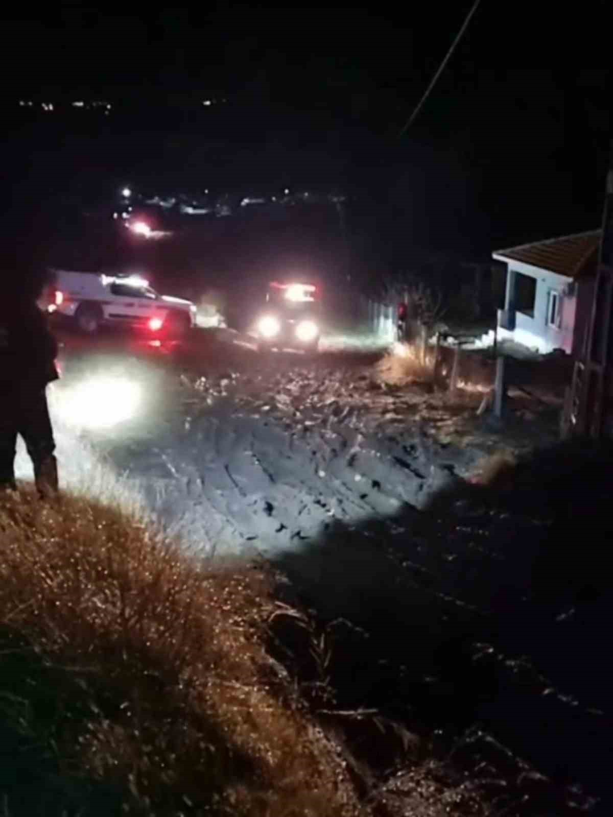 &Ccedil;orum&rsquo;da ara&ccedil;larıyla &ccedil;amura saplanan aile 8 saatlik &ccedil;alışmayla kurtarıldı
