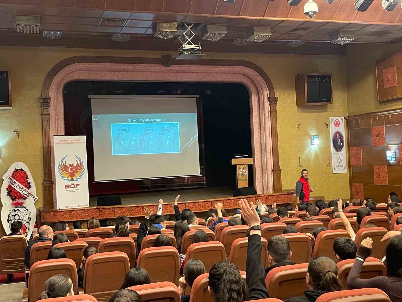 Bayındır&rsquo;da &ouml;ğrencilere "Gen&ccedil;lik G&uuml;venli Gelecek" konferansı verildi
