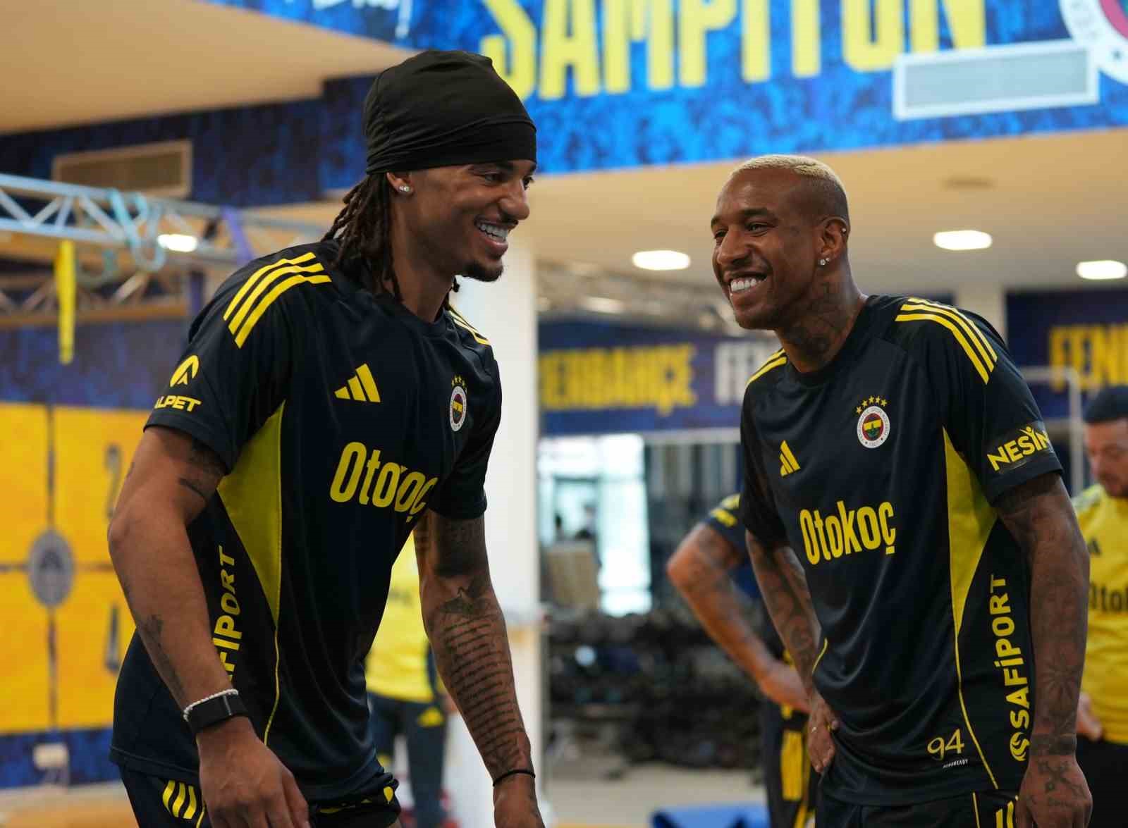 Fenerbah&ccedil;e, g&uuml;n&uuml; &ccedil;ift antrenmanla tamamladı
