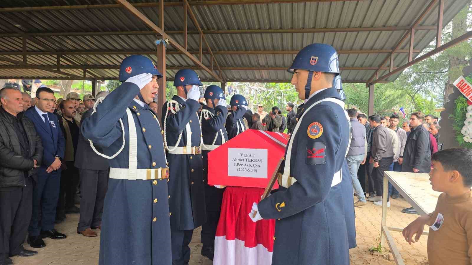 Kalp krizi ge&ccedil;iren asker son yolculuğuna uğurlandı
