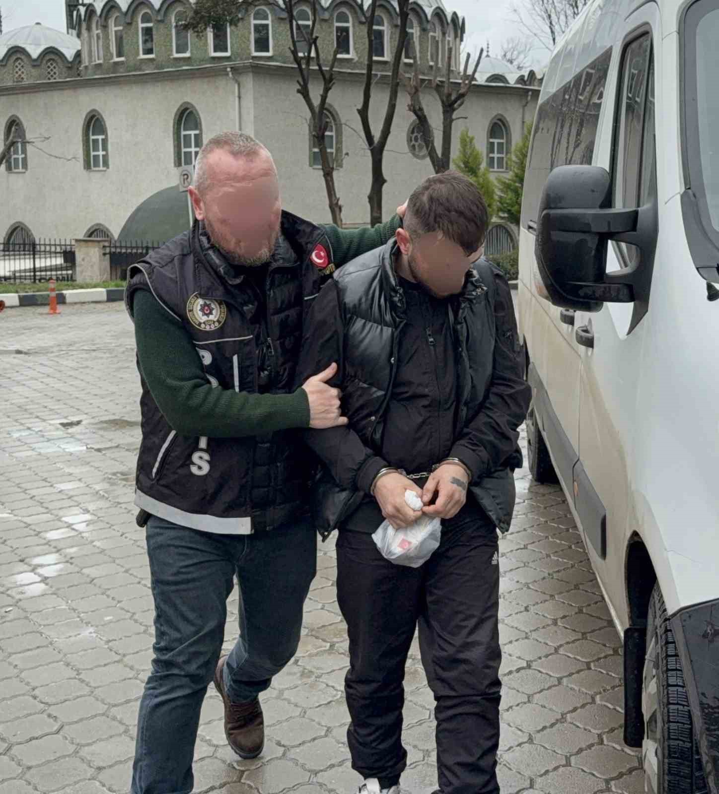 Uyuşturucu satarken su&ccedil;&uuml;st&uuml; yakalandı
