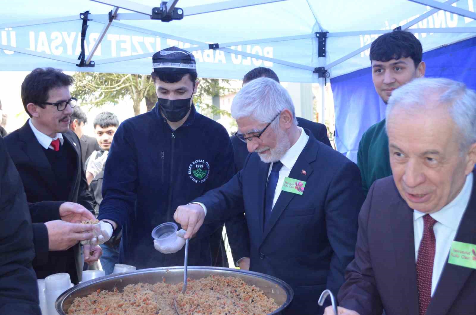 Bolu&rsquo;da nevruz coşkusu: Ateş yakıldı, demir d&ouml;v&uuml;ld&uuml;
