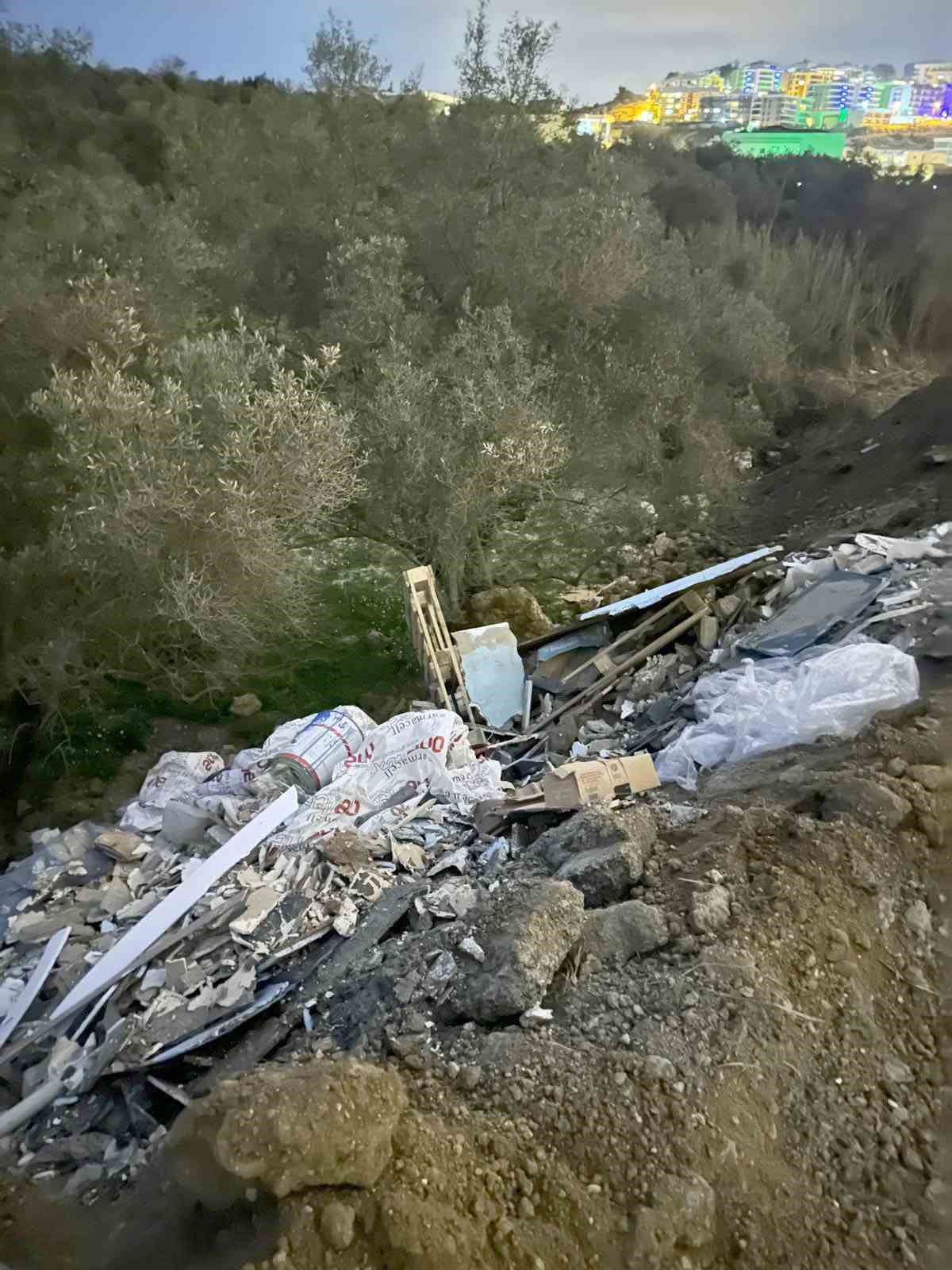 Kuşadası’nda kaçak moloz dökerken suçüstü yakalanan kamyonet sürücüsüne ceza