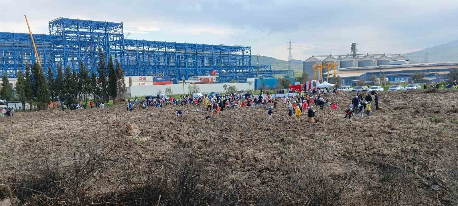 Yanan sahada geleceğe nefes: Aliağa’da yeni orman için ilk fidanlar dikildi