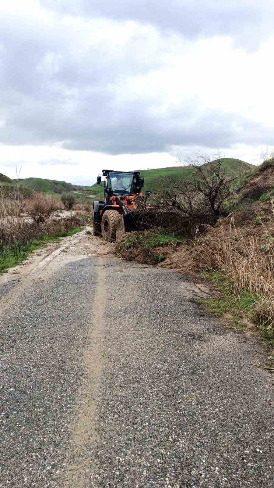 Batman&rsquo;ın &uuml;&ccedil; il&ccedil;esinde meydana gelen toprak kayması ulaşımda aksamalara neden oldu

