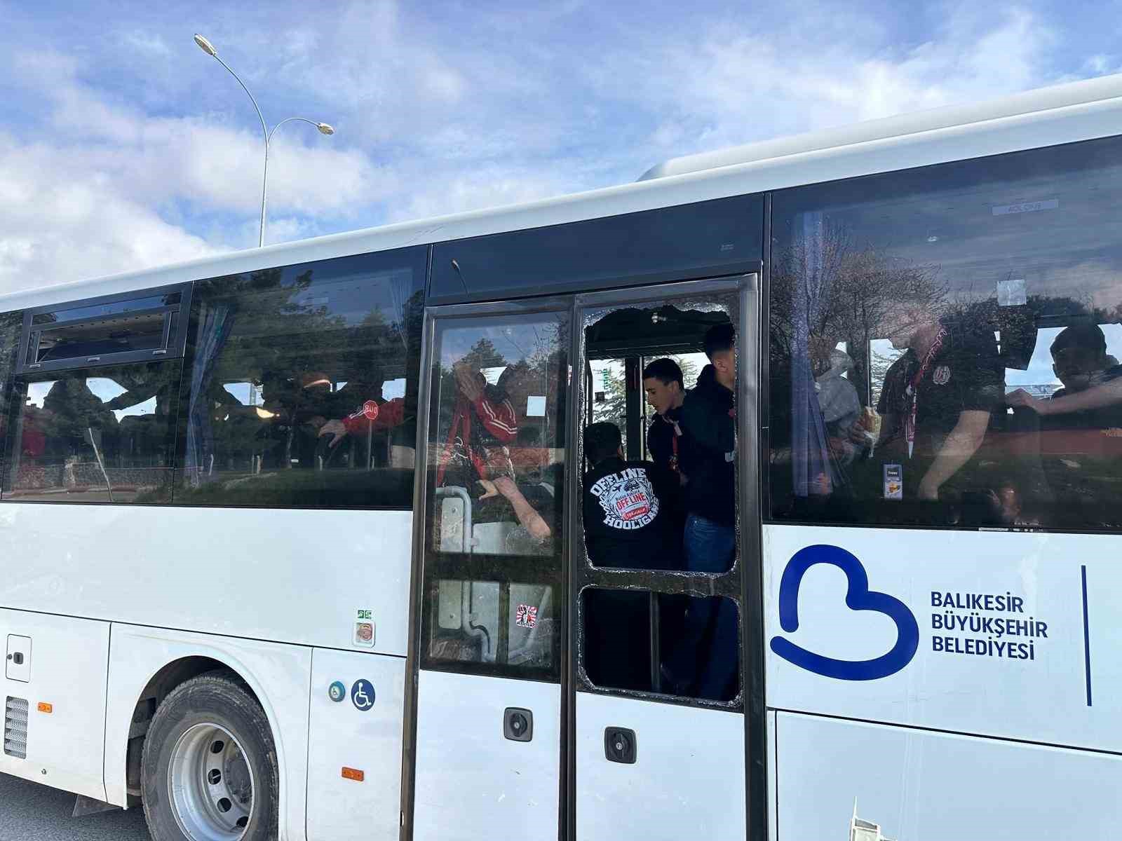 Uşak’ta  Nev Sağlık Grubu Balıkesirspor’un taraftar otobüsüne taşlı saldırı