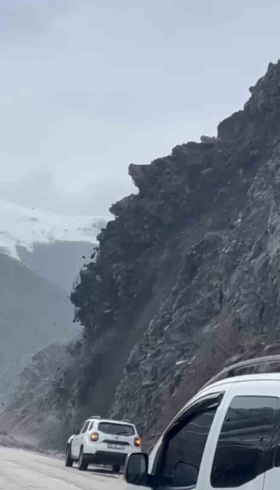 Y&uuml;ksekova&rsquo;da heyelan karayolunu yuttu, il&ccedil;enin &ccedil;evre illerle ulaşımı kesildi
