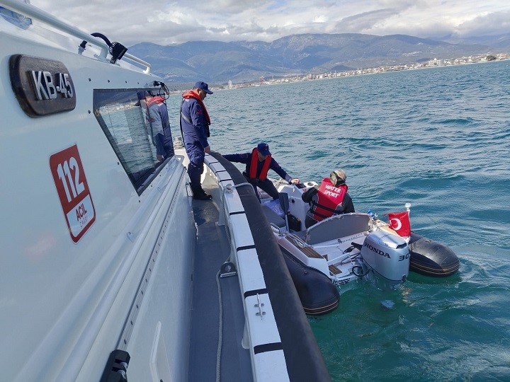 Edremit’te botta mahsur kalan şahıs kurtarıldı