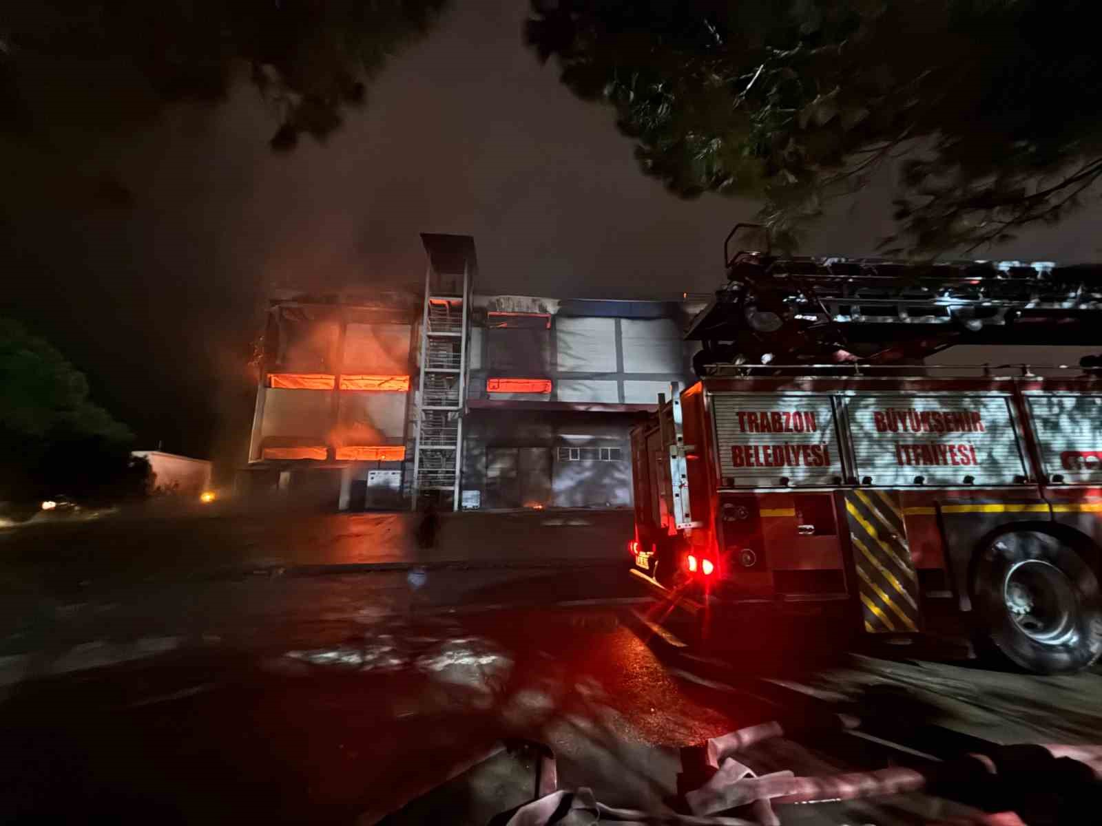 Trabzon B&uuml;y&uuml;kşehir Belediyesi İtfaiye Daire Başkanı &Ouml;zt&uuml;rk: "Yangının y&uuml;zde 90&rsquo;lık kısmını kontrol altına aldık"
