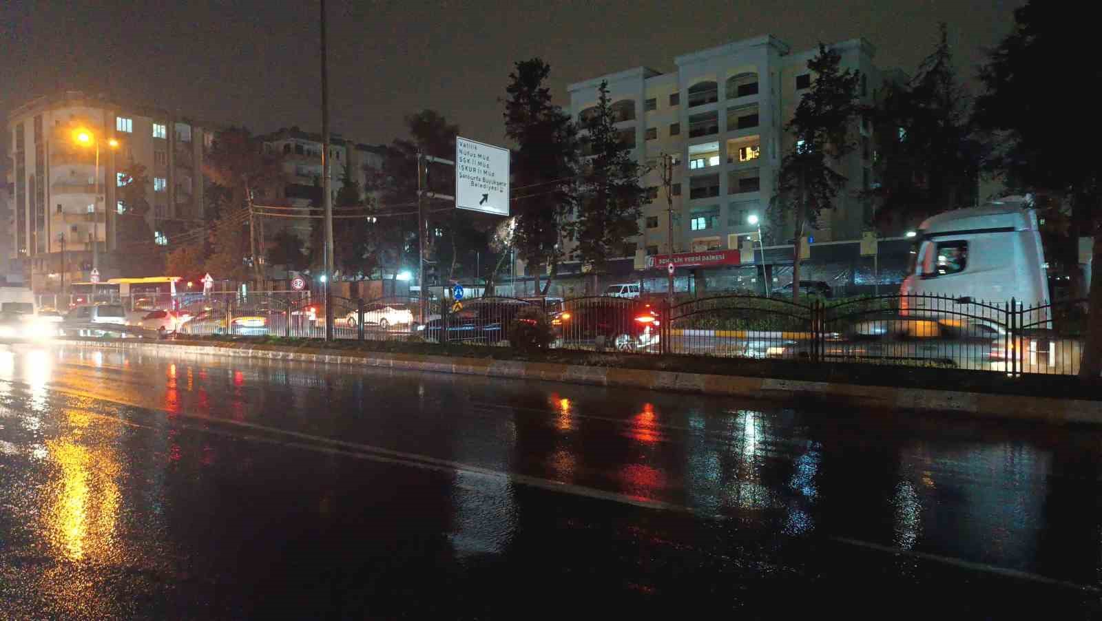 Şanlıurfa’da kısa süreli sağanak hayatı olumsuz etkiledi