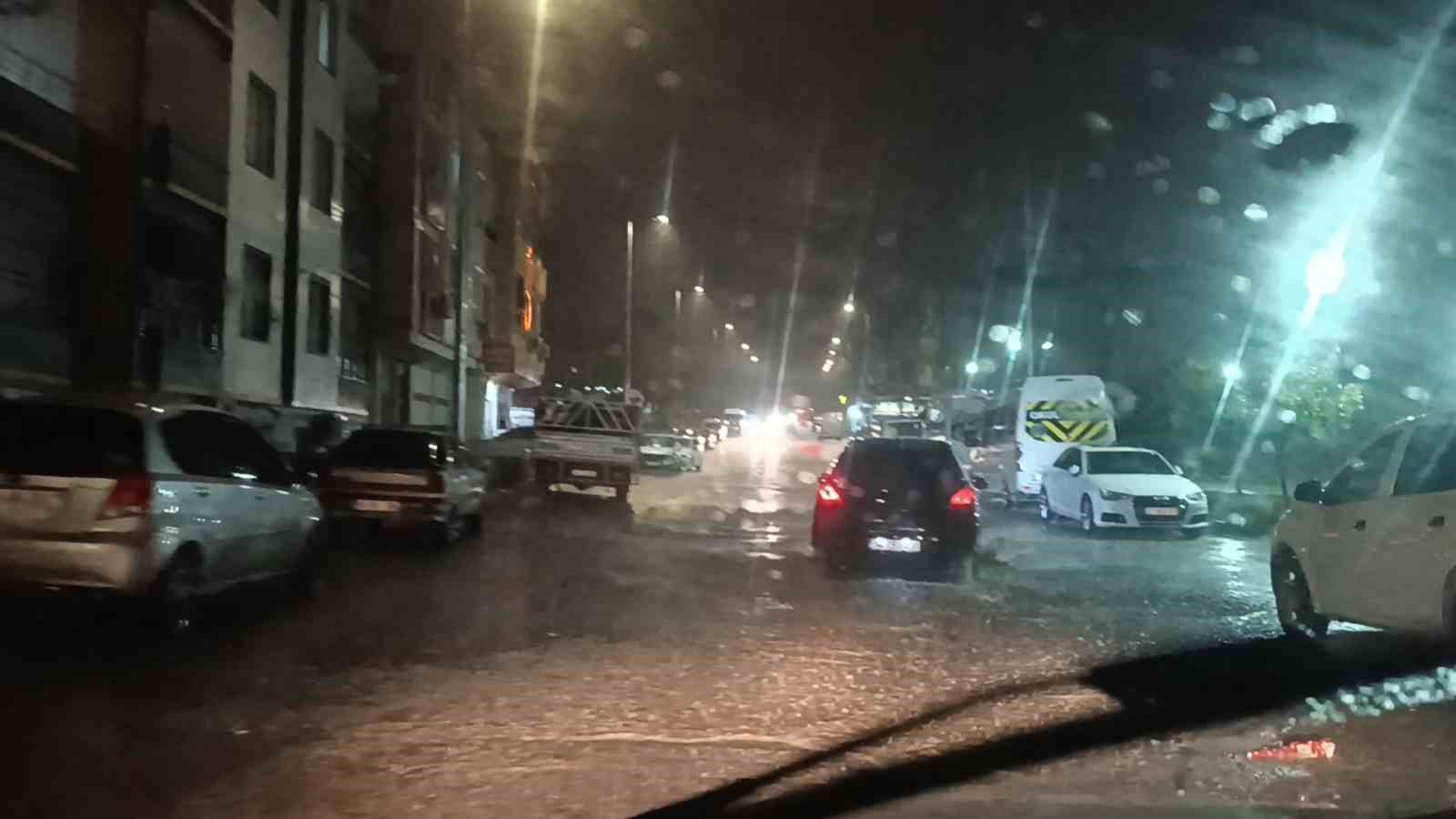 Şanlıurfa&rsquo;da kısa s&uuml;reli sağanak hayatı olumsuz etkiledi
