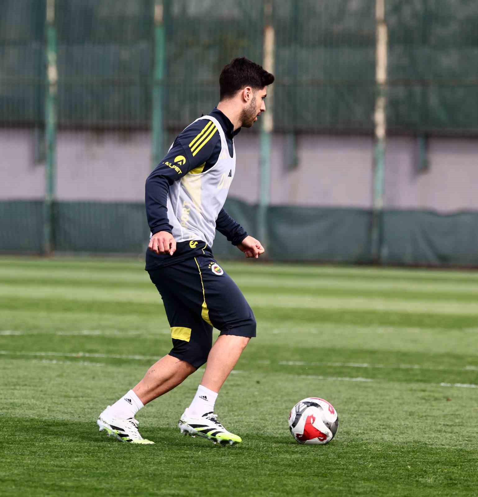 Fenerbah&ccedil;e g&uuml;n&uuml;n ilk antrenmanını yaptı
