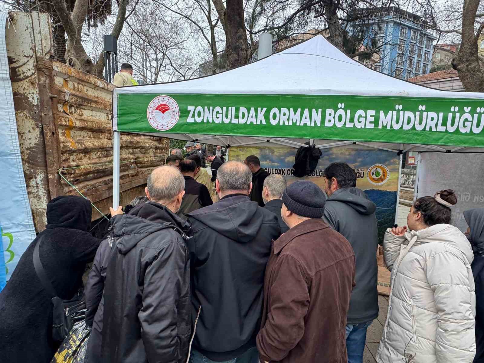 Zonguldak’ta ücretsiz fidan dağıtımı kalabalığa neden oldu