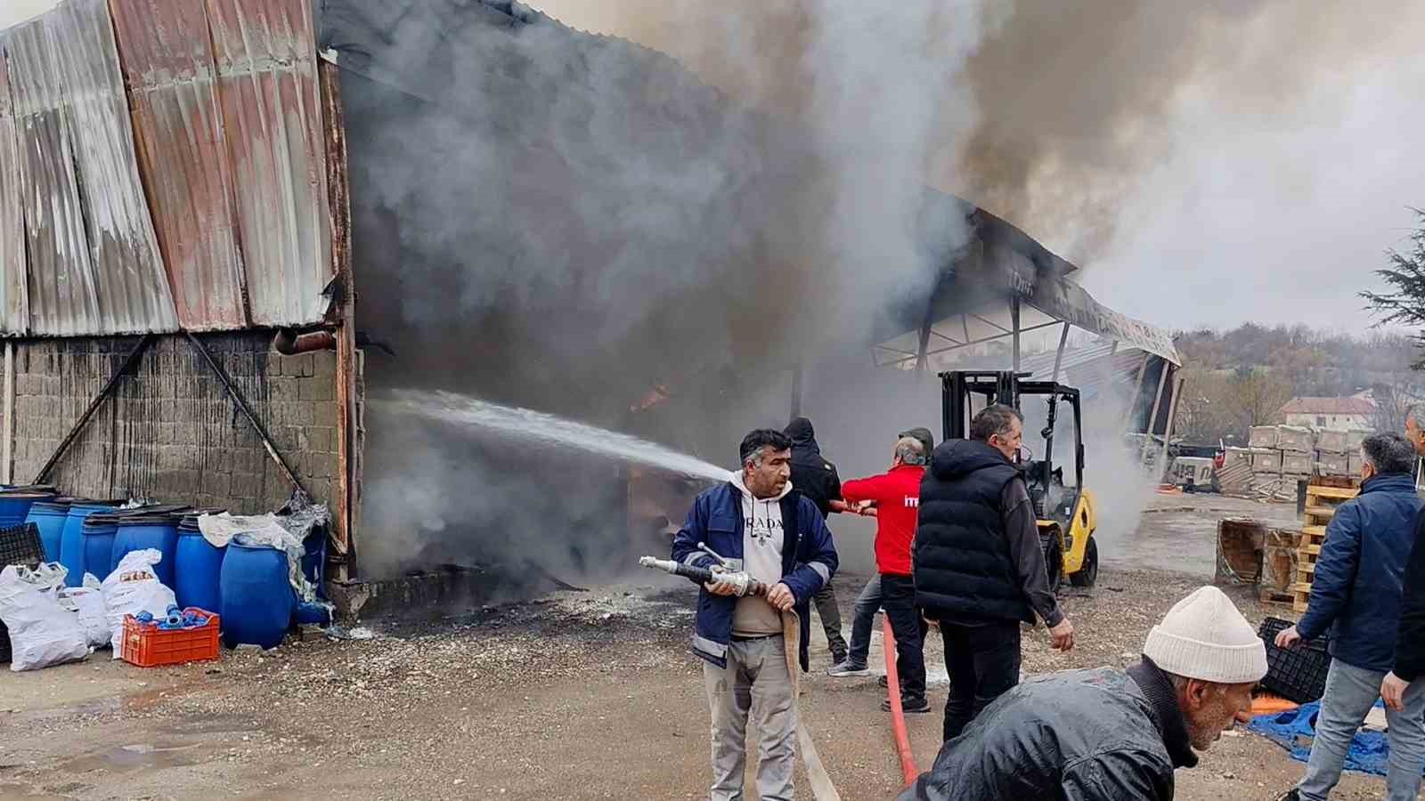 Bolu’da inşaat deposunda yangın
