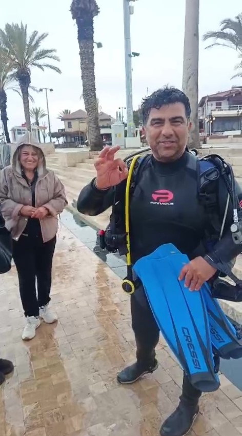 Denize düşen evlilik yüzüğünü dalgıçlar çıkardı