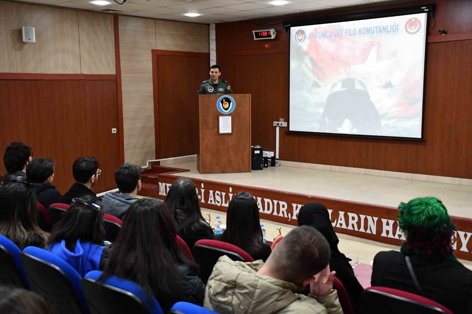 Gen&ccedil;ler kışlada Mehmet&ccedil;ikle omuz omuza bir g&uuml;n ge&ccedil;irdi
