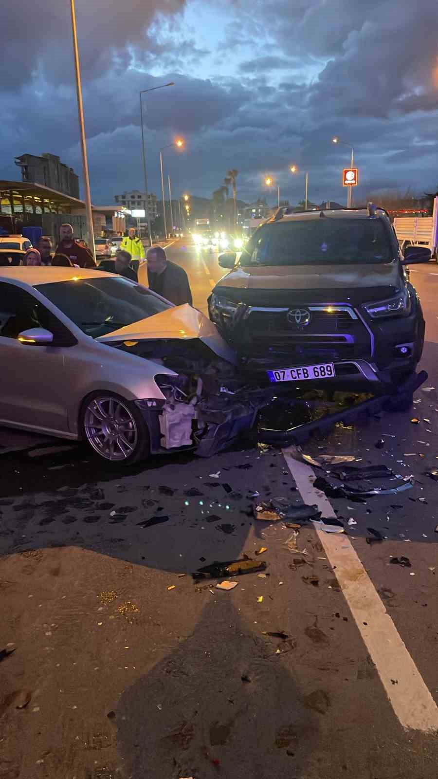 Gazipaşa’da kavşakta otomobille kamyonet çarpıştı: 1’i ağır 5 yaralı