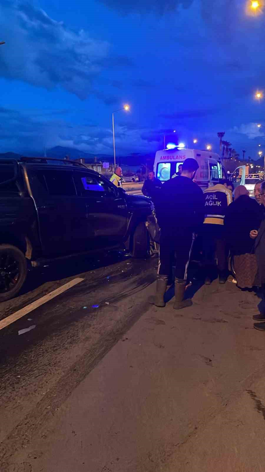 Gazipaşa&rsquo;da kavşakta otomobille kamyonet &ccedil;arpıştı: 1&rsquo;i ağır 5 yaralı
