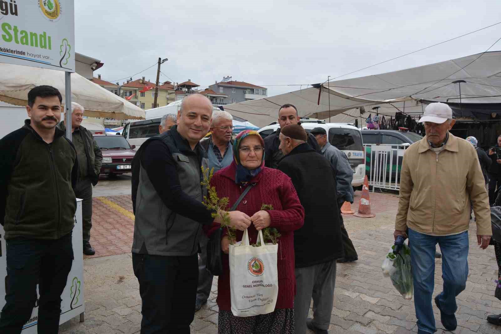 Korkuteli Orman İşletme M&uuml;d&uuml;rl&uuml;ğ&uuml; 1000 fidan dağıtımı yaptı
